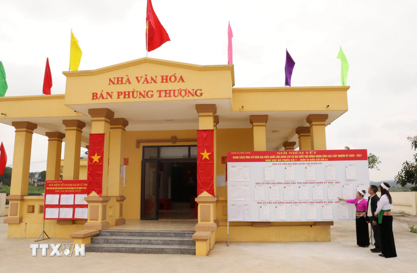Xã vùng cao Phú Long, tỉnh Ninh Bình rực rỡ cờ hoa sẵn sàng cho ngày bầu cử. (Ảnh: Hải Yến/TTXVN)