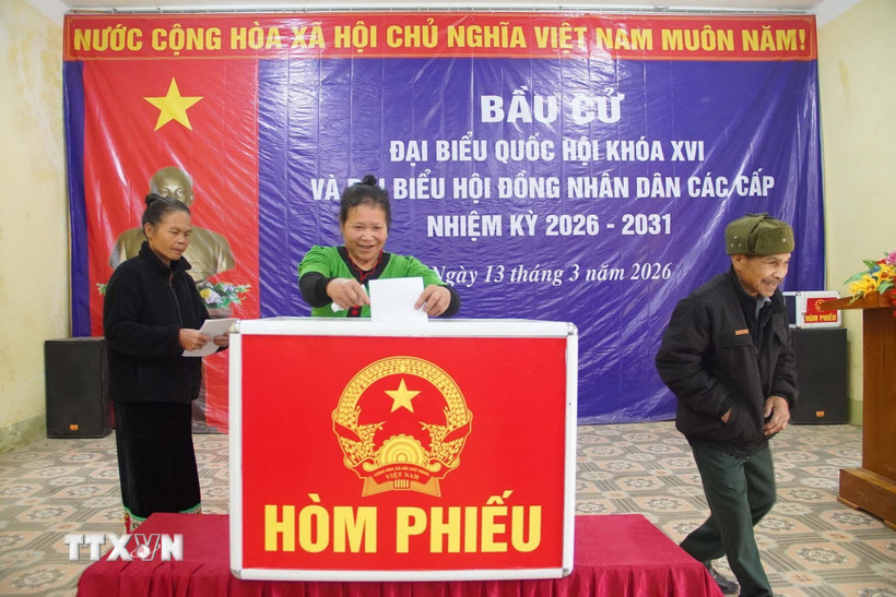 Cử tri ở bản Phồng, xã Tam Thái, tỉnh Nghệ An, bỏ phiếu sớm. (Ảnh: Trịnh Duy Hưng/ TTXVN)