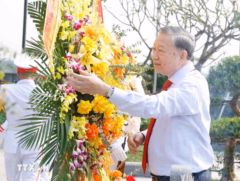 Tổng Bí thư, Chủ tịch nước Tô Lâm và các đồng chí lãnh đạo Đảng, Nhà nước dâng hoa, dâng hương tại Khu di tích cố Tổng Bí thư Hà Huy Tập tại xã Cẩm Hưng, tỉnh Hà Tĩnh. (Ảnh: Thống Nhất/TTXVN)