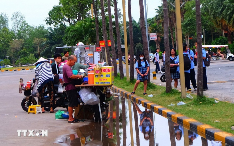 "Quán di động" đậu ở nơi không đảm bảo vệ sinh, gần cổng trường học trên địa bàn Quận 7, Thành phố Hồ Chí Minh. (Ảnh: Hương Giang/TTXVN)