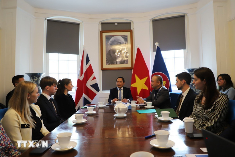 Đại sứ Việt Nam tại Anh Đỗ Minh Hùng (ngồi giữa) phát biểu khai mạc Tọa đàm Hợp tác thương mại-công nghệ Việt Nam-Anh. (Ảnh: Hữu Tiến/TTXVN)