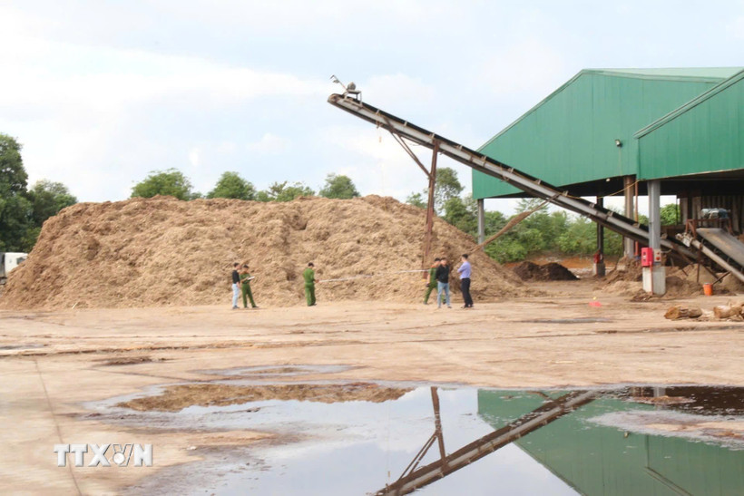 Lực lượng chức năng khám nghiệm hiện trường vụ tai nạn lao động. (Ảnh: TTXVN phát)