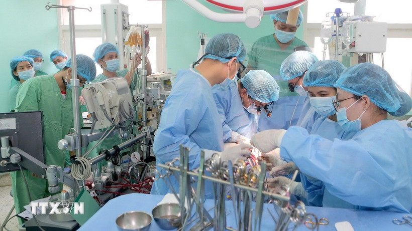Êkíp bệnh viện Trung ương Huế hiện ghép tim cho bệnh nhân. (Ảnh: TTXVN phát)