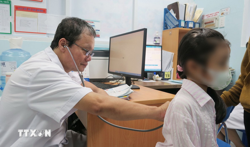 Bác sỹ Bệnh viện Nhi đồng 1 Thành phố Hồ Chí Minh khám cho trẻ nhiễm HIV. (Ảnh: Đinh Hằng/TTXVN)