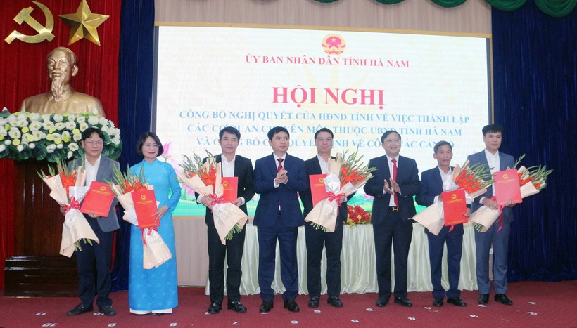 Trao quyết định thành lập Sở Tài chính tỉnh Hà Nam trên cơ sở hợp nhất Sở Tài chính và Sở Kế hoạch và Đầu tư. (Ảnh: Nguyễn Chinh/TTXVN)