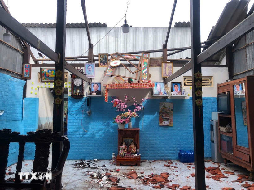 Một căn nhà của người dân phường Hiệp Thành, tỉnh Cà Mau, bị tốc mái sau khi dông lốc đi qua. (Ảnh: TTXVN phát)