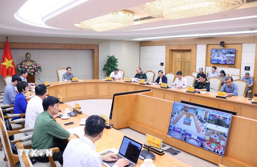 Quang cảnh cuộc họp triển khai công tác ứng phó với cơn bão số 12 (bão Fengshen) và sau mưa bão. (Ảnh: Văn Điệp/TTXVN)