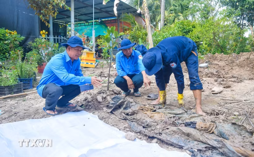 Đội K91 thực hiện nhiệm vụ tìm kiếm hài cốt liệt sỹ trên địa bàn xã Phú Hựu, tỉnh Đồng Tháp. (Ảnh: TTXVN phát)