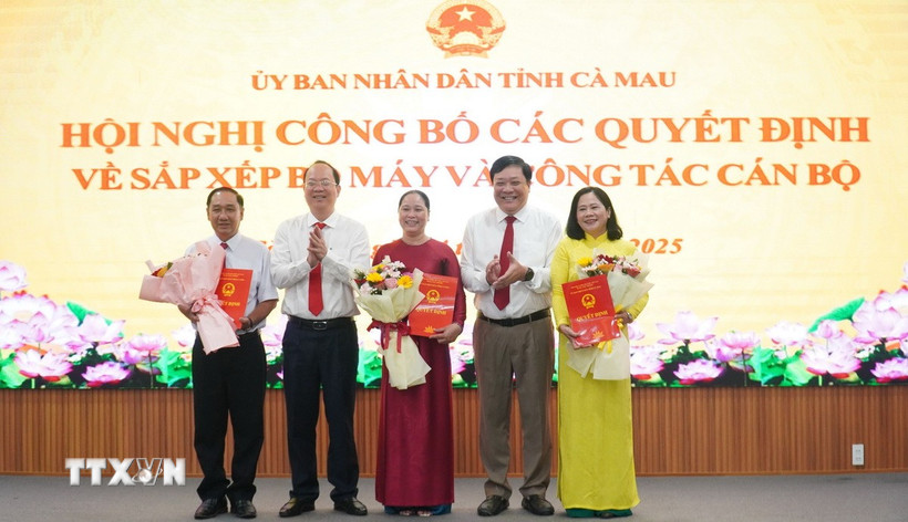 Trao quyết định bổ nhiệm nhân sự lãnh đạo sau khi sắp xếp tại Sở Dân tộc và Tôn giáo tỉnh Cà Mau. (Ảnh: Huỳnh Anh/TTXVN)