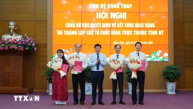 Bí thư Tỉnh ủy Đồng Tháp Lê Quốc Phong trao Quyết định thành lập Đảng bộ Ủy ban Nhân dân tỉnh Đồng Tháp. (Ảnh: Nhựt An/TTXVN)