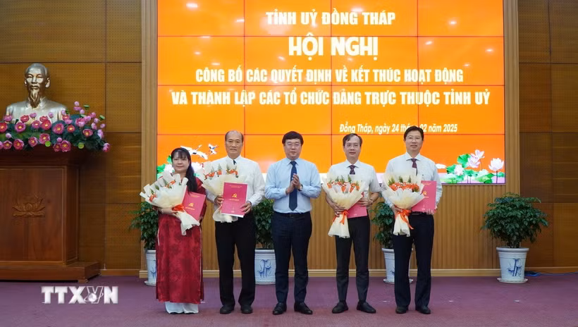 Bí thư Tỉnh ủy Đồng Tháp Lê Quốc Phong trao Quyết định thành lập Đảng bộ Ủy ban Nhân dân tỉnh Đồng Tháp. (Ảnh: Nhựt An/TTXVN)