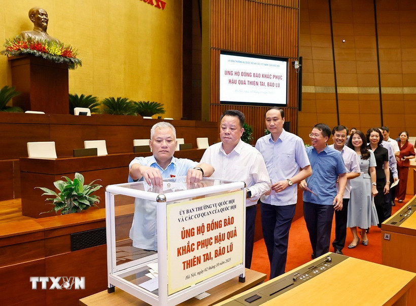 Lãnh đạo Quốc hội, cán bộ, nhân viên các cơ quan của Quốc hội tham gia Lễ ủng hộ đồng bào khắc phục hậu quả thiên tai, bão lũ. (Ảnh: Doãn Tấn/TTXVN)