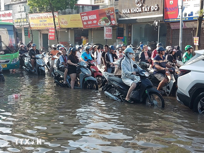 Quanh khu vực Khu đô thị Tân tây Đô, xã Ô Diên, vẫn trong tình trạng ngập nặng. (Ảnh: Văn Điệp/TTXVN)