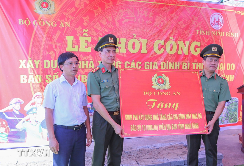 Bộ Công an tặng kinh phí xây dựng nhà cho các gia đình bị thiệt hại do bão số 10. (Ảnh: Công Luật/TTXVN)