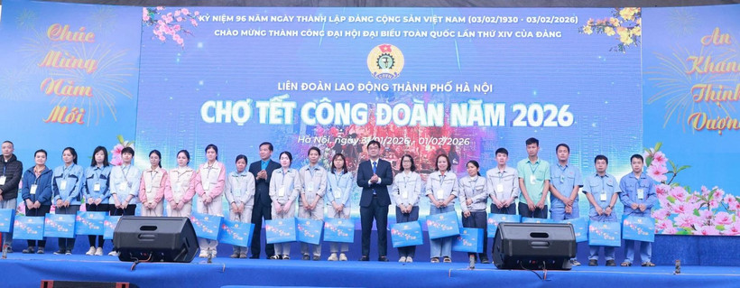 Trao tặng quà Tết cho công nhân có hoàn cảnh khó khăn. ở Hà Nội. (Nguồn: Báo Tin tức và Dân tộc)