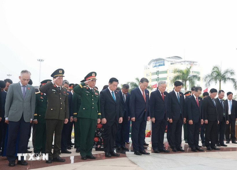 Tổng Bí thư Tô Lâm và các đại biểu dâng hương tưởng niệm các Anh hùng liệt sỹ tại Đài tưởng niệm thành phố Đà Nẵng. (Ảnh: Thống Nhất/TTXVN)