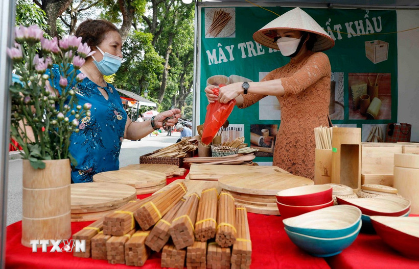 Gian trưng bày giới thiệu sản phẩm mây tre đan xuất khẩu đạt tiêu chuẩn OCOP đến từ huyện Sóc Sơn, Hà Nội. (Ảnh: Trần Việt/TTXVN)