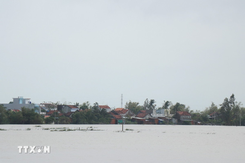 Đến sáng 23/11, một số khu vực dân cư phường Đông Hòa, tỉnh Đắk Lắk vẫn còn ngập sâu. (Ảnh: Tuấn Anh/TTXVN)