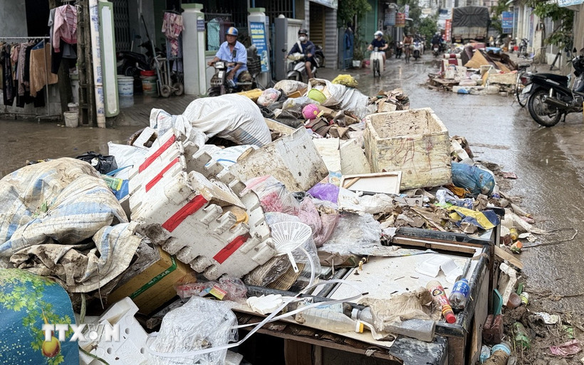 Hàng trăm tấn rác trôi dạt trong vùng ngập lũ của phường Tuy Hòa. (Ảnh: Tường Quân/TTXVN)