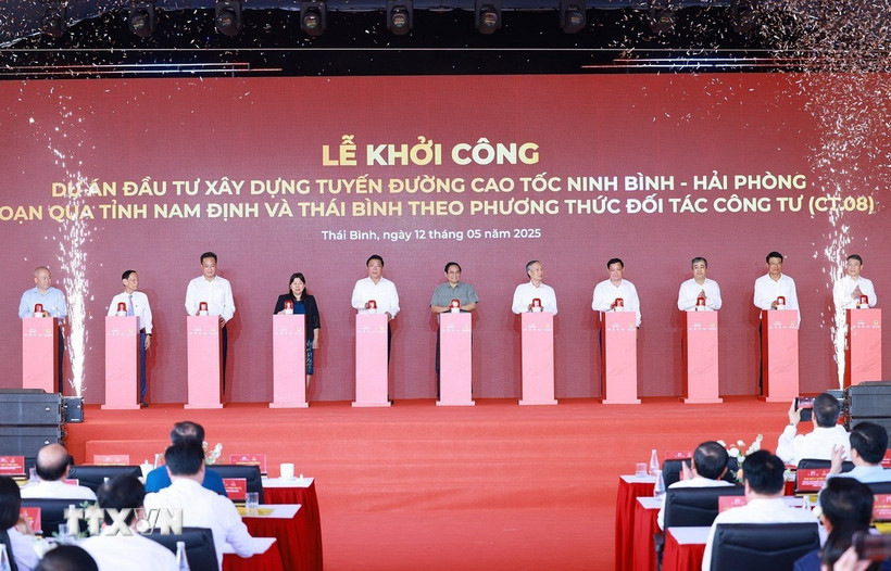 Thủ tướng Phạm Minh Chính và các đại biểu khởi công dự án cao tốc Ninh Bình-Hải Phòng, đoạn qua hai tỉnh Nam Định và Thái Bình. (Ảnh: Dương Giang/TTXVN)