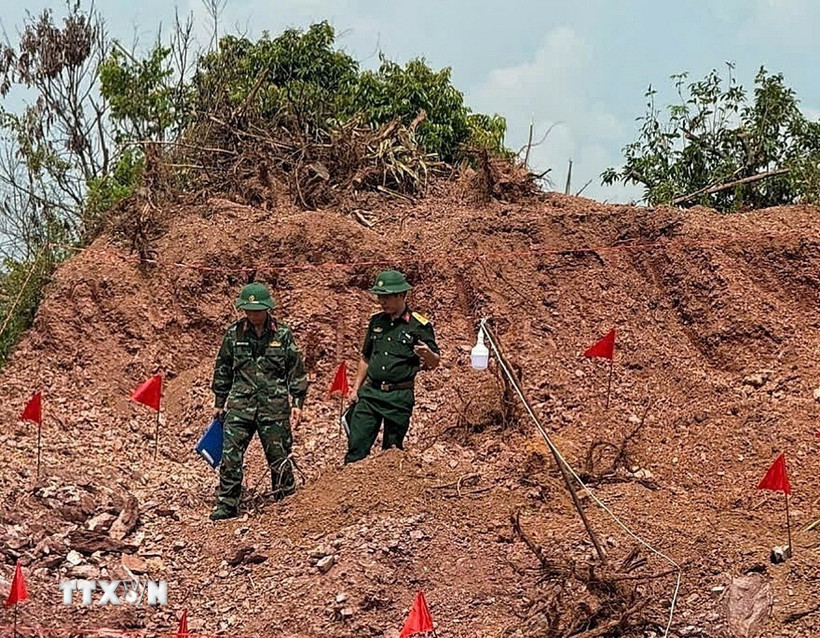 Lực lượng công binh xử lý quả bom. (Ảnh: TTXVN phát)