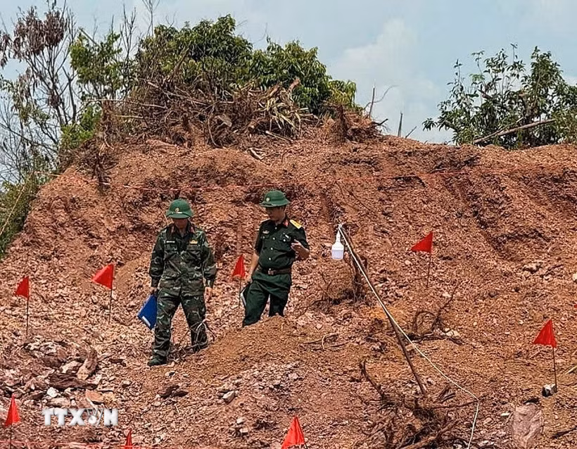 Lực lượng công binh xử lý quả bom. (Ảnh: TTXVN phát)
