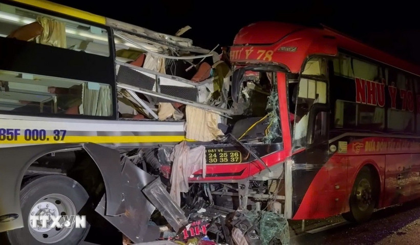 Hiện trường vụ tai nạn nghiêm trọng trên cao tốc Vĩnh Hảo-Phan Thiết qua địa bàn tỉnh Lâm Đồng. (Ảnh: TTXVN phát)