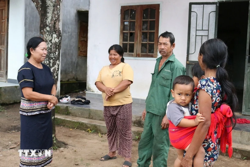 Các đảng viên là người dân tộc thiểu số tại tỉnh Kon Tum tuyên truyền chủ trương, đường lối của Đảng đến với người dân. (Ảnh: Khoa Chương/TTXVN)