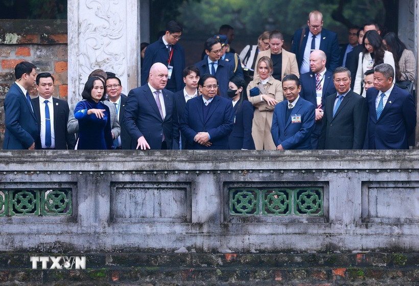 Thủ tướng Phạm Minh Chính và Thủ tướng New Zealand Christopher Luxon nghe giới thiệu về Khu di tích Văn Miếu-Quốc Tử Giám (Hà Nội). (Ảnh: Dương Giang/TTXVN)