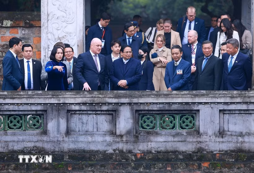 Thủ tướng Phạm Minh Chính và Thủ tướng New Zealand Christopher Luxon nghe giới thiệu về Khu di tích Văn Miếu-Quốc Tử Giám (Hà Nội). (Ảnh: Dương Giang/TTXVN)