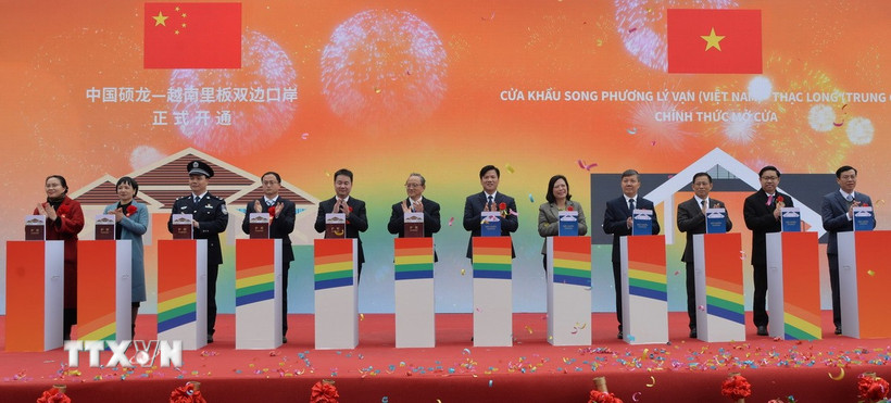 Lãnh đạo tỉnh Cao Bằng, lãnh đạo huyện Hạ Lang cùng đại diện lãnh đạo huyện Đại Tân (Trung Quốc) bấm nút khởi động cửa khẩu song phương Lý Vạn-Thạc Long. (Ảnh: Văn Đạt/TTXVN)