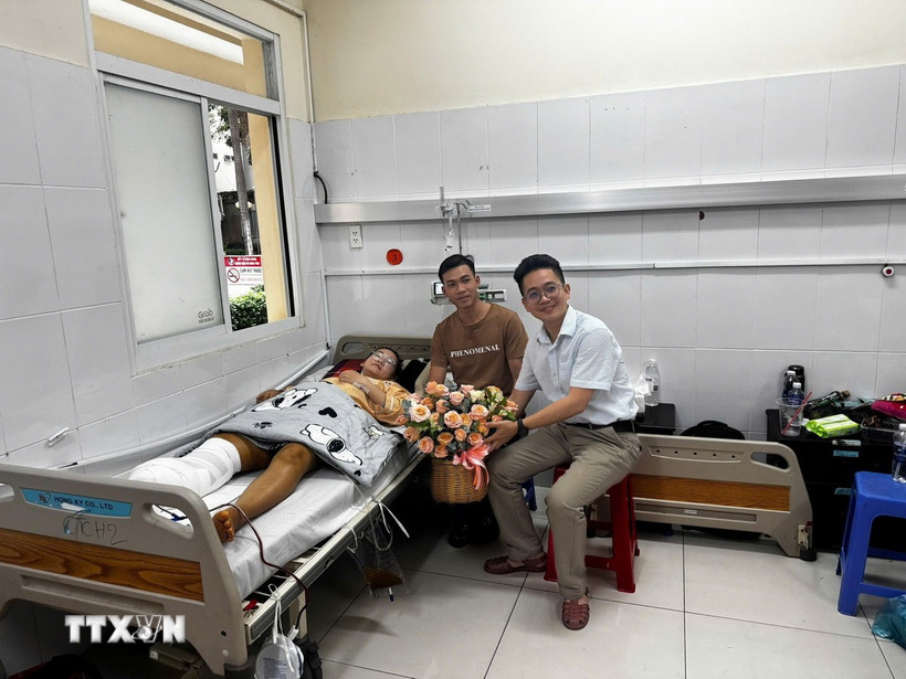 Đinh Thị Yến Ngọc, sinh năm 1998, ngụ tại thành phố Thủ Dầu Một, tỉnh Bình Dương được bác sỹ Võ Thái Trung, Phó Trưởng khoa Chấn thương-Chỉnh hình, cùng đồng nghiệp đã phẫu thuật chân thành công và đang hồi phục. (Ảnh: TTXVN phát)