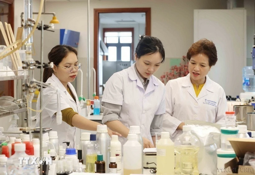 Thạc sỹ, dược sỹ Nguyễn Thị Hương Liên, Phó tổng giám đốc Công ty cổ phần Sao Thái Dương đã nghiên cứu, cho ra đời 14 sáng chế và giải pháp hữu ích kết hợp thảo dược thiên nhiên với các công nghệ và kỹ thuật hiện đại của thế giới, tiên phong xuất khẩu các sản phẩm thảo dược tới các thị trường khó tính như Mỹ, EU, UK. (Ảnh: Phương Hoa/TTXVN)