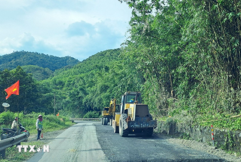Thi công sửa chữa đường Hồ Chí Minh nhánh Tây đoạn qua huyện Đakrông (Quảng Trị). (Ảnh: Nguyên Lý/TTXVN)