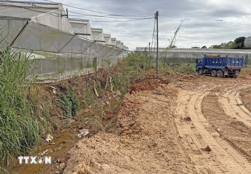 Đoạn đường ven suối Mai Xuân Thưởng đang tiếp tục được thi công để mở đến phía thượng nguồn, gần khu vực đường Mai Anh Đào (Phường 8, Đà Lạt). (Ảnh: Nguyễn Dũng/TTXVN)