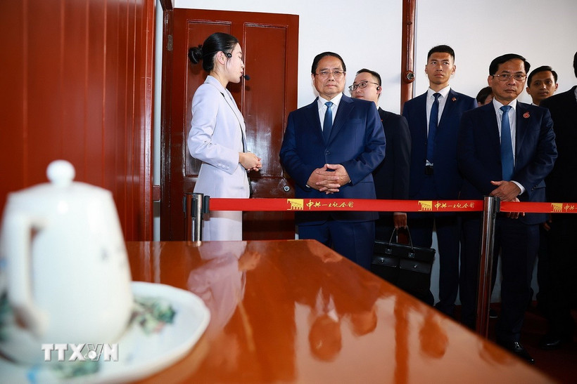 Thủ tướng Phạm Minh Chính đến thăm Di tích nơi diễn ra Đại hội Đảng Cộng sản lần thứ nhất Trung Quốc. (Ảnh: Dương Giang/TTXVN)