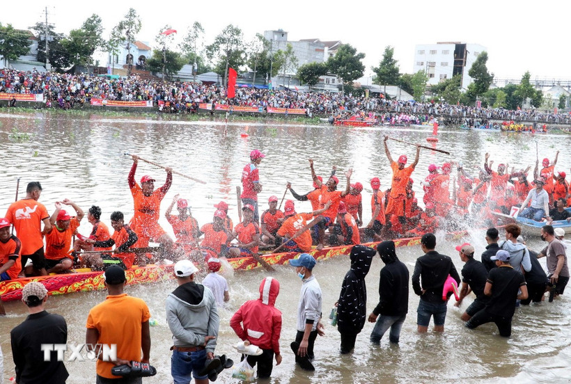 Đua ghe ngo của đồng bào dân tộc Khmer. (Nguồn: TTXVN)