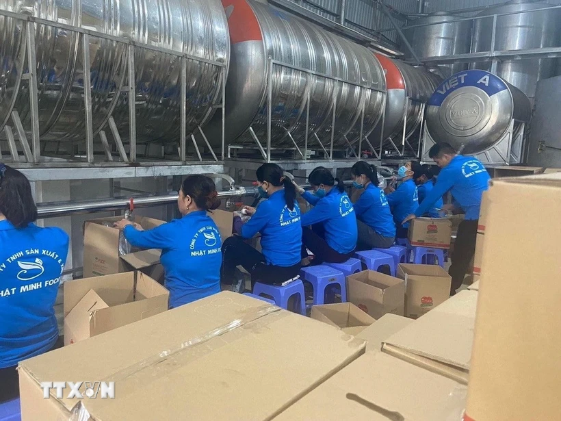 Dầu ăn được sang chiết thẳng từ bồn mà không qua khâu xử lý. (Ảnh: CTV)