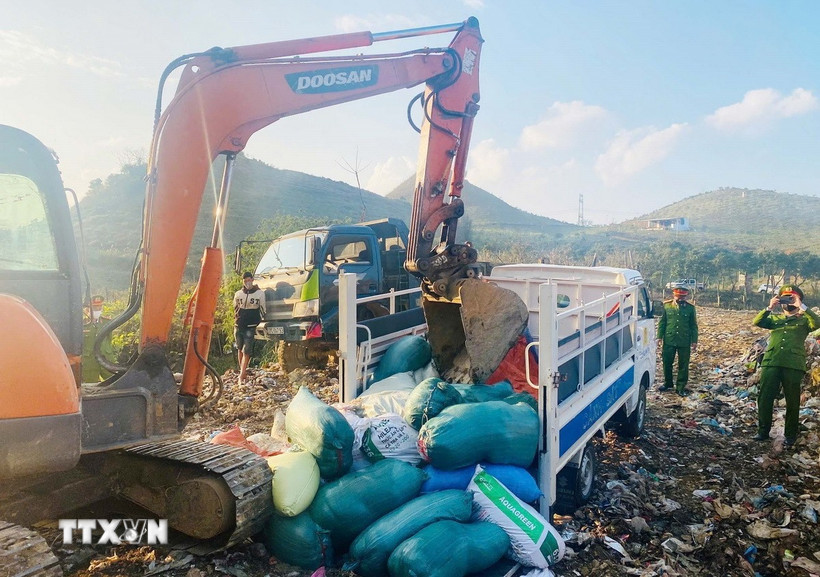 Lực lượng chức năng tiến hành tiêu hủy số nội tạng động vật không rõ nguồn gốc, xuất xứ. (Ảnh: TTXVN phát)