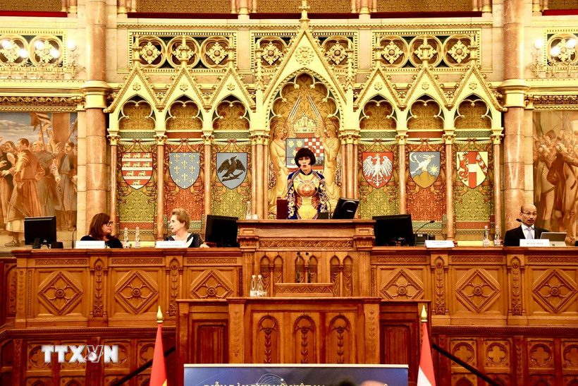 Chủ tịch Diễn đàn Phụ nữ Việt Nam tại châu Âu, Tiến sỹ Phan Bích Thiện phát biểu tại Diễn đàn "Định vị giá trị Việt ở nước ngoài trong kỷ nguyên số". (Ảnh: Phương Hoa/TTXVN)