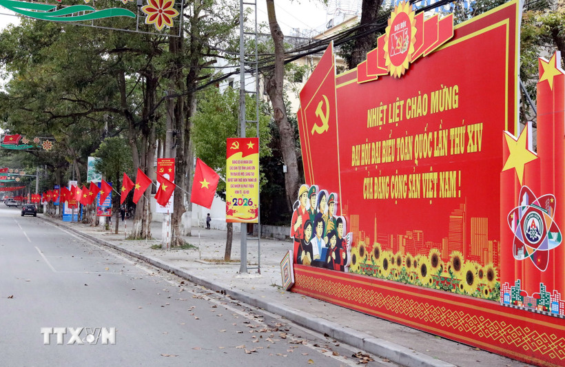 Các tuyến phố trung tâm tại các địa phương rực rỡ cờ hoa chào mừng Đại hội XIV của Đảng. (Ảnh: Văn Đạt/TTXVN)