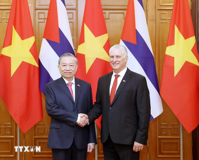 Tổng Bí thư Tô Lâm và Bí thư thứ Nhất Đảng Cộng sản Cuba, Chủ tịch nước Cuba Miguel Díaz-Canel Bermúdez chụp ảnh chung. (Ảnh: Thống Nhất/TTXVN)