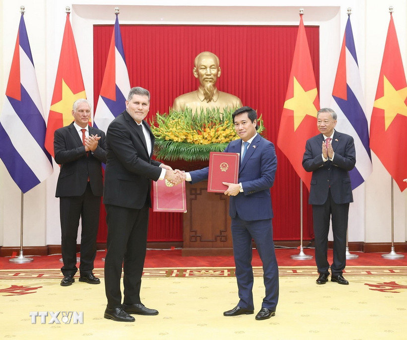 Tổng Bí thư Tô Lâm và Bí thư thứ Nhất, Chủ tịch nước Cuba Miguel Díaz-Canel Bermúdez chứng kiến Lễ trao Biên bản thoả thuận Kỳ họp thứ 42 Uỷ ban Liên Chính phủ về hợp tác kinh tế và khoa học kỹ thuật Việt Nam-Cuba. (Ảnh: Thống Nhất/TTXVN)