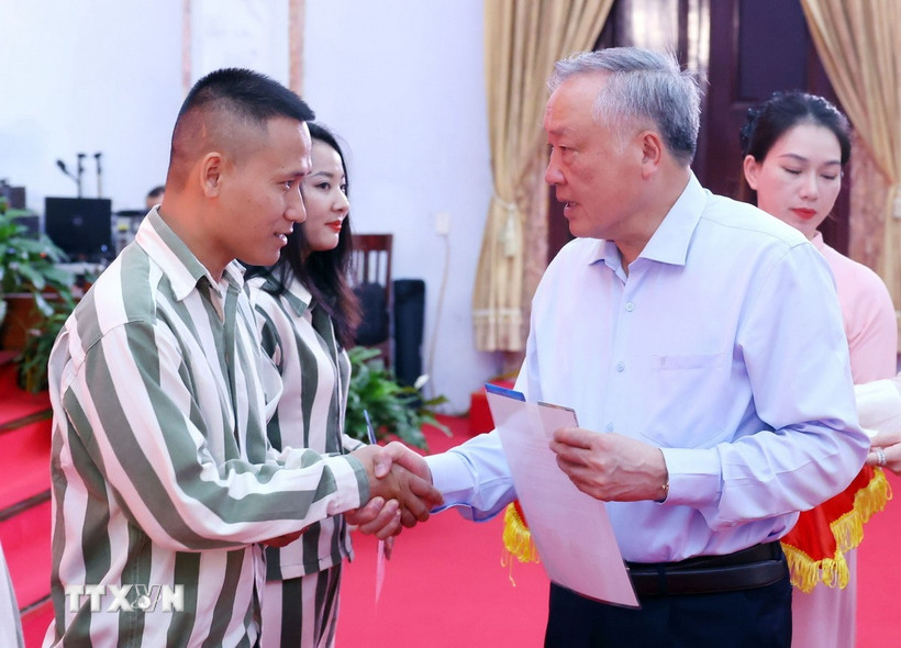 Phó Thủ tướng Thường trực Nguyễn Hòa Bình thăm hỏi, động viên và trao giấy chứng nhận đặc xá cho người được đặc xá (đợt 2) năm 2025. (Ảnh: Phạm Kiên/TTXVN)