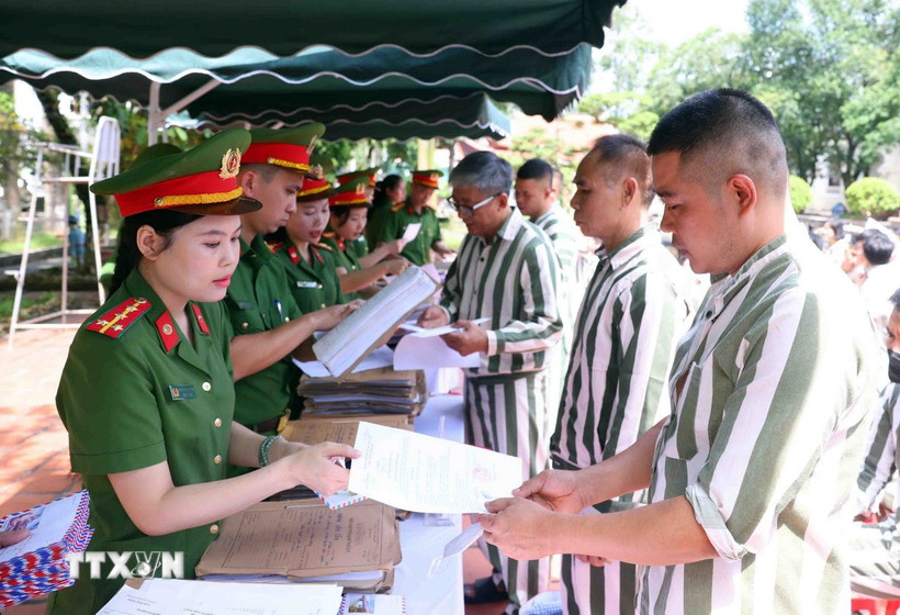 Cán bộ trại giam Phú Sơn 4 (Bộ Công an) trao giấy chứng nhận đặc xá cho người được đặc xá (đợt 2) năm 2025. (Ảnh: Phạm Kiên/TTXVN)