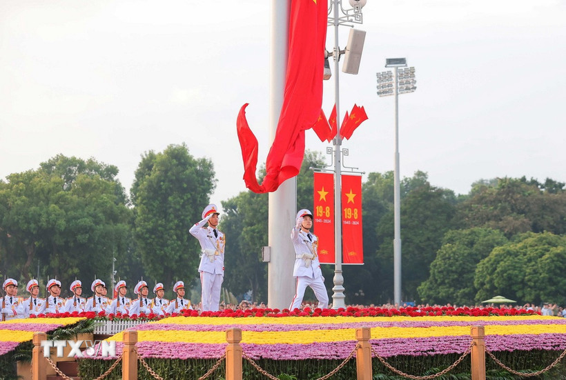 Quốc kỳ được kéo lên trên Quảng trường Ba Đình. (Ảnh minh họa: Hoàng Hiếu/TTXVN)