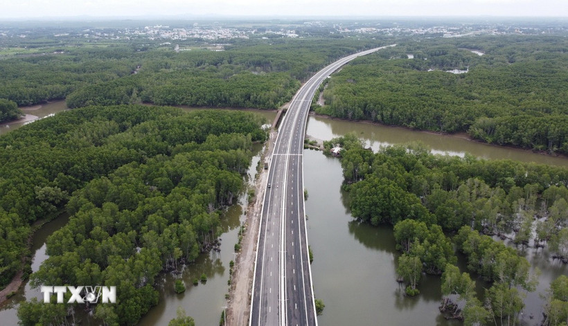 Tuyến cao tốc Bến Lức-Long Thành đoạn phía Đông, thuộc gói thầu A6, A7 đi qua địa bàn huyện Long Thành, huyện Nhơn Trạch (Đồng Nai). (Ảnh: Sỹ Tuyên/TTXVN)