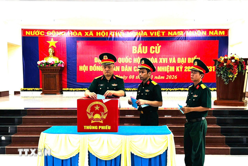 Cán bộ, chiến sỹ các lực lượng vũ trang làm nhiệm vụ tại đặc khu Thổ Châu tham gia bầu cử sáng 8/3/2026. (Ảnh: Văn Sĩ/TTXVN)
