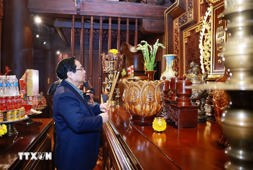 Thủ tướng Phạm Minh Chính dâng hương tưởng niệm các Anh hùng liệt sỹ tại Đền thờ Liệt sỹ Chiến trường Điện Biên Phủ. (Ảnh: Dương Giang/TTXVN)