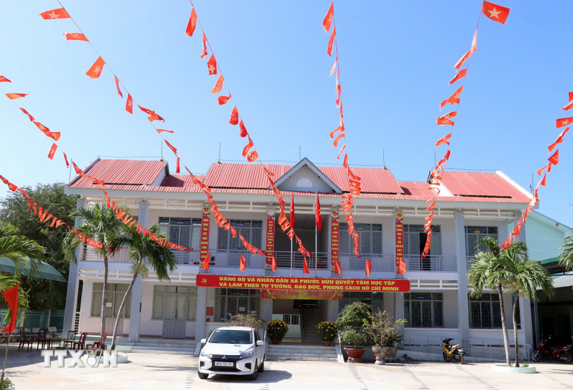 Xã Phước Hữu (tỉnh Khánh Hòa) trang trí lộng lẫy cờ hoa chào mừng bầu cử Quốc hội khóa XVI và Hội đồng Nhân dân các cấp nhiệm kỳ 2026- 2031. (Ảnh: Công Thử/TTXVN)